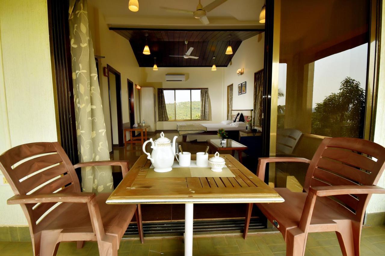 The Mango Inn Dāpoli Exterior foto
